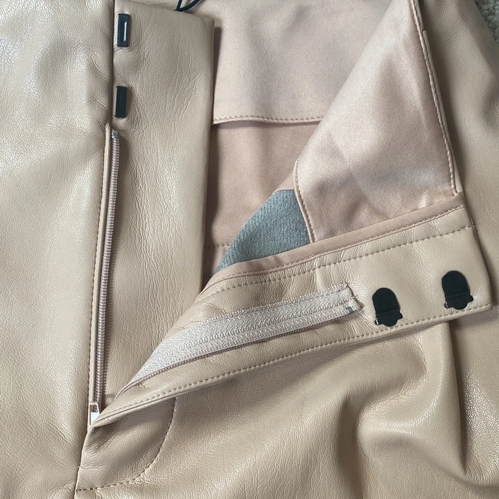 New Alice and Olivia Steffie faux leather shorts - Picture 7 of 16